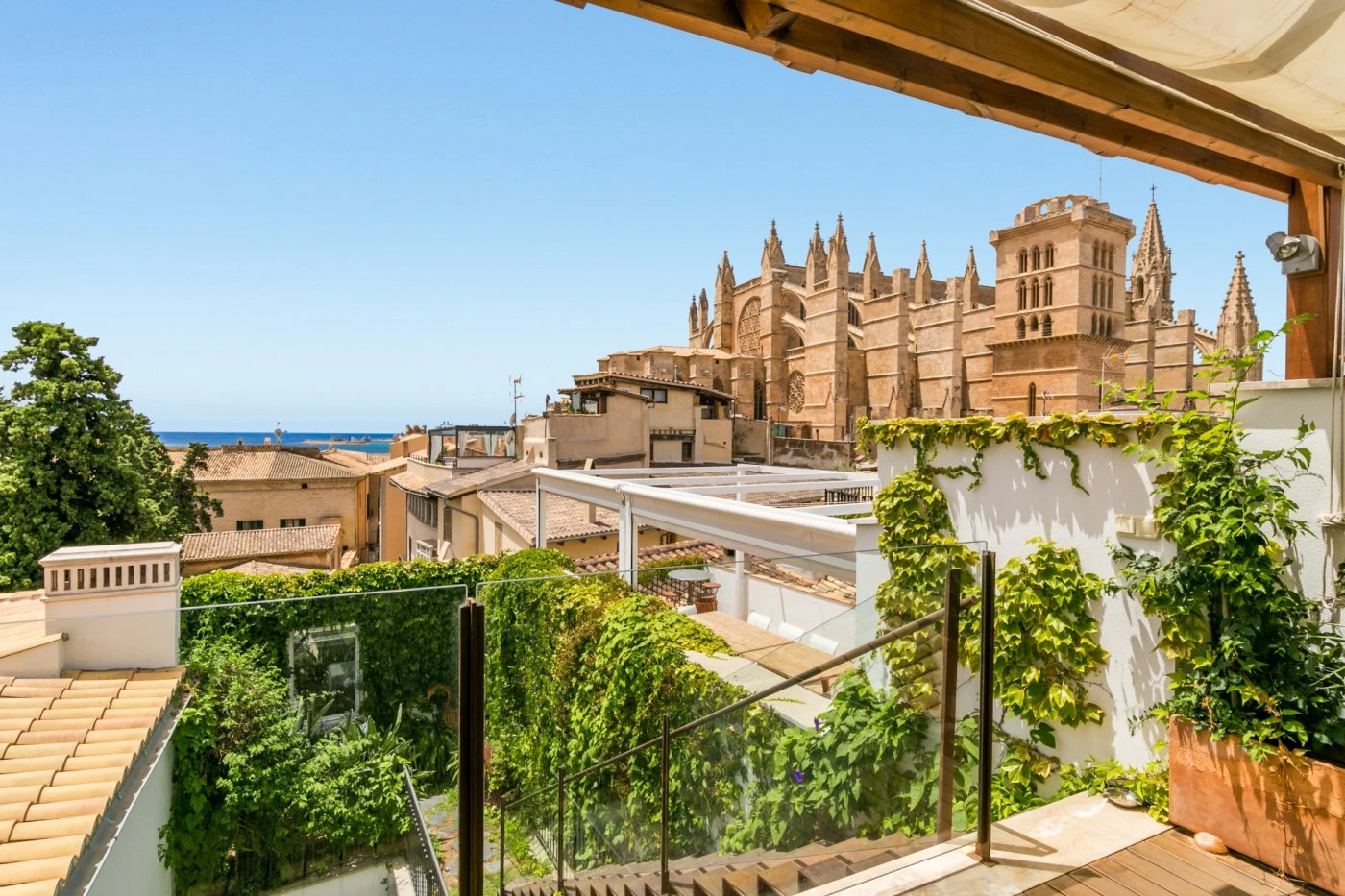 Exclusive renovated grand palace in the old town with privileged views of the cathedral