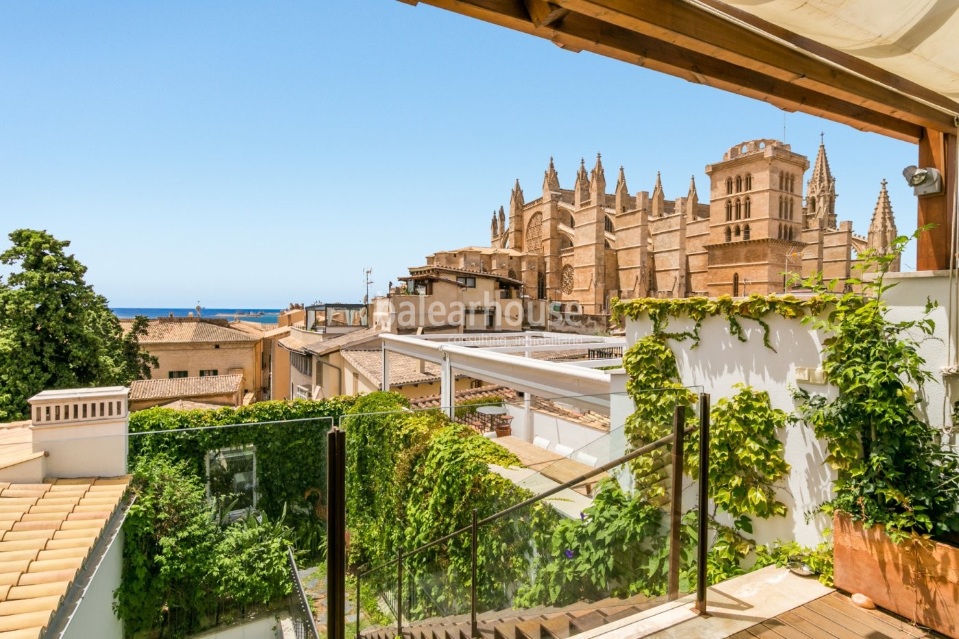 Exclusive renovated grand palace in the old town with privileged views of the cathedral