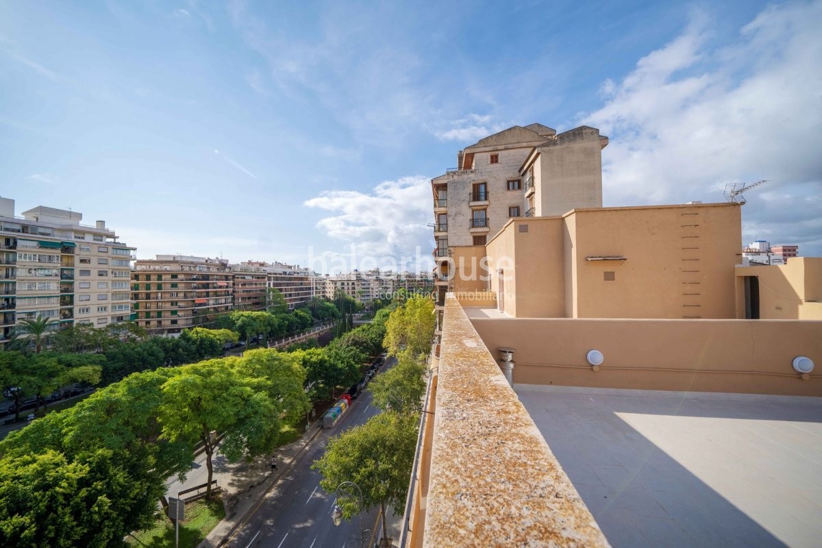 Amplio y confortable piso lleno de luz con gran solárium privado en el centro de Palma