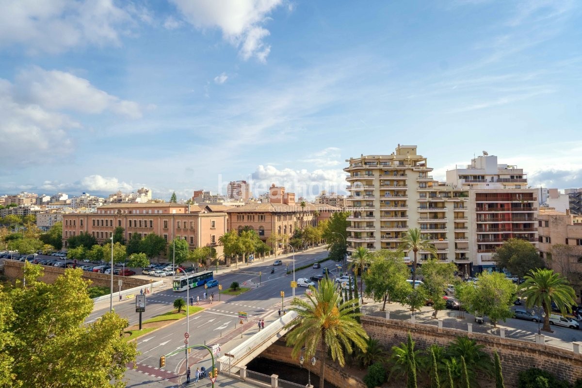 Spacious and  comfortable apartment full of natural light with large roof terrace in Palma centre.