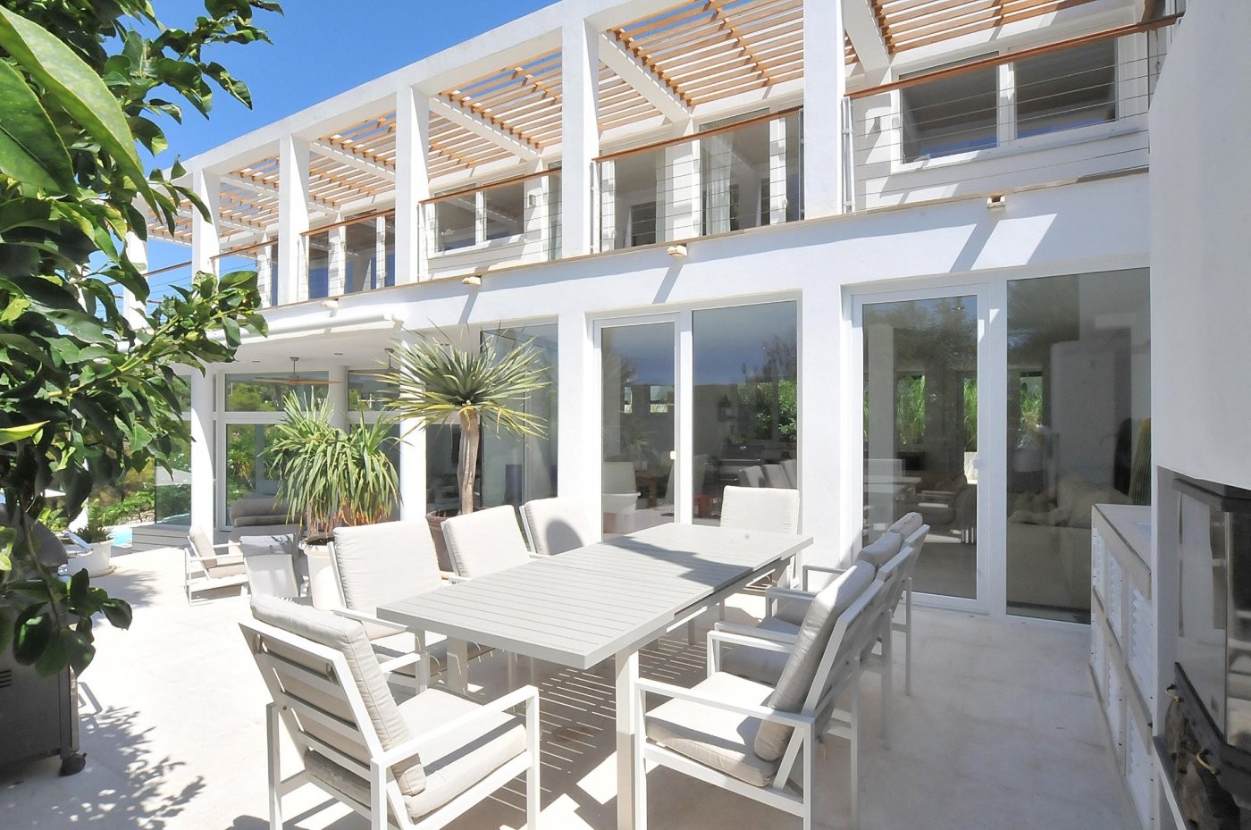 Modern design villa open to the landscape in the quiet residential area of Sol de Mallorca