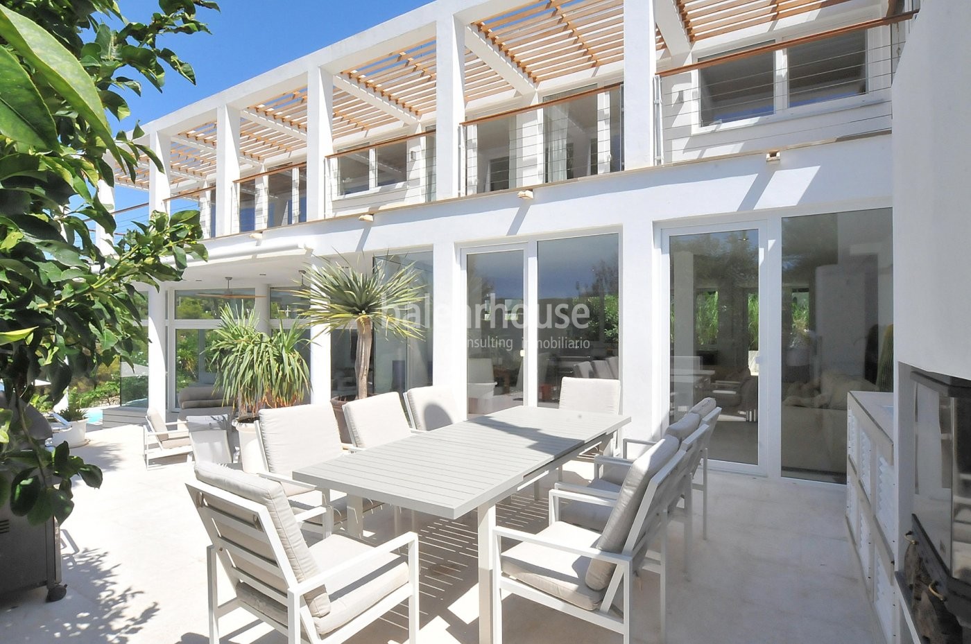 Modern design villa open to the landscape in the quiet residential area of Sol de Mallorca