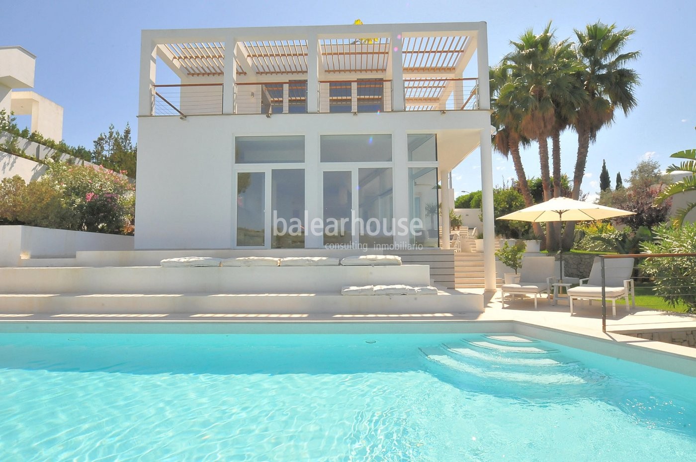 Modern design villa open to the landscape in the quiet residential area of Sol de Mallorca