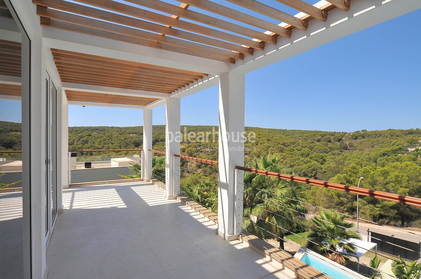 Moderne Design-Villa mit offenem Blick auf die Landschaft in der ruhigen Gegend von Sol de Mallorca