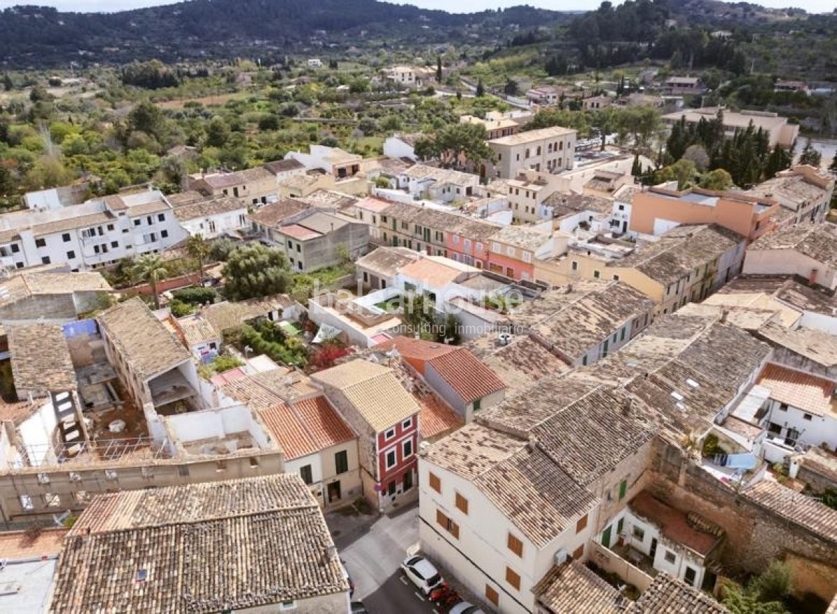 Encantadora casa de pueblo reformada en el bonito pueblo de Alaró, a los pies de la Tramuntana.