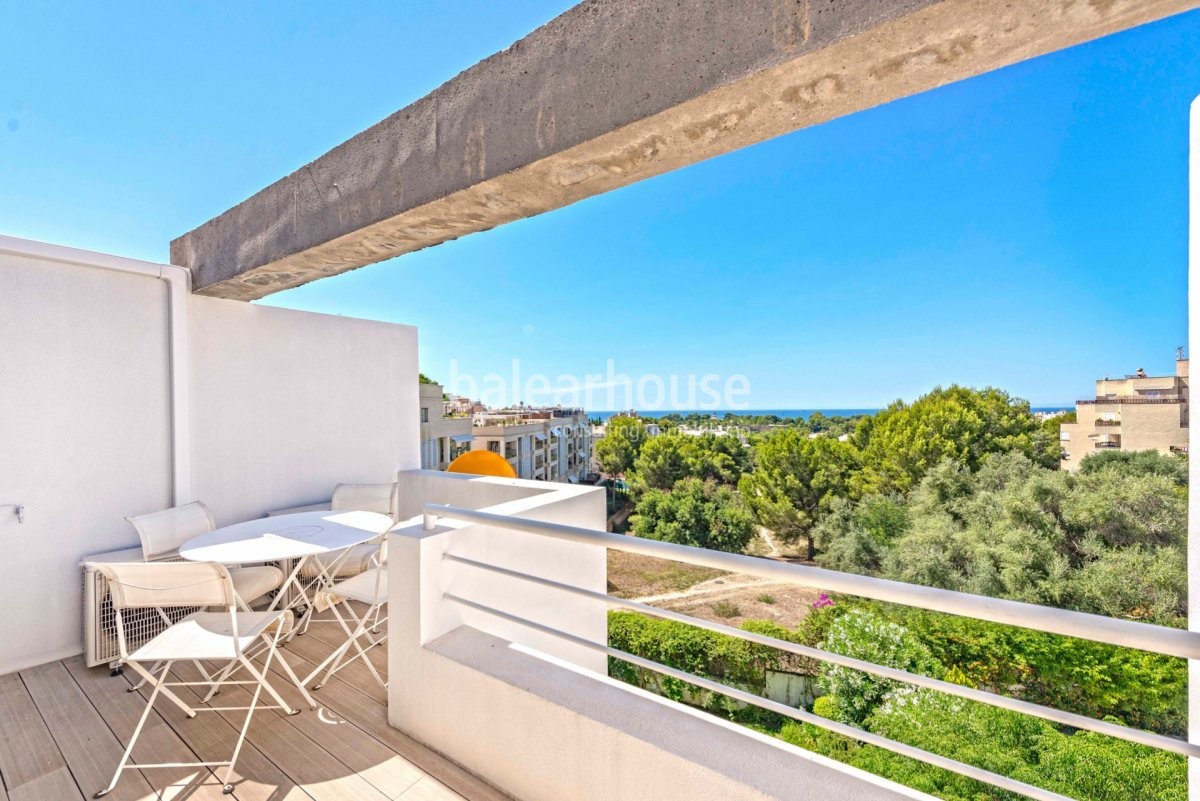 Estupenda casa adosada con terrazas y solárium privado que nos regala bonitas vistas hasta el mar.