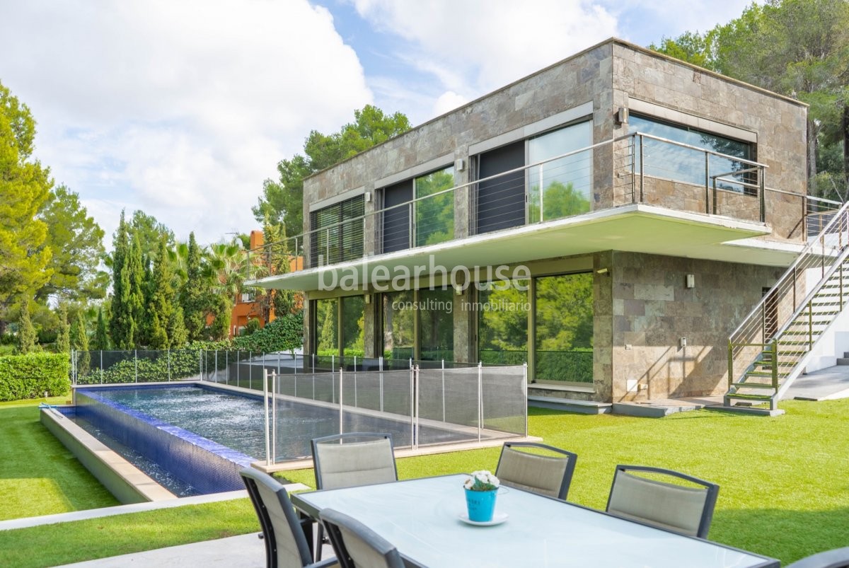 Privacidad, luz y grandes espacios exteriores de jardín en esta moderna villa cerca del mar.