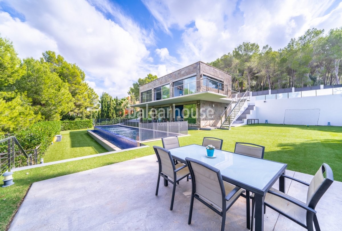 Privacidad, luz y grandes espacios exteriores de jardín en esta moderna villa cerca del mar.