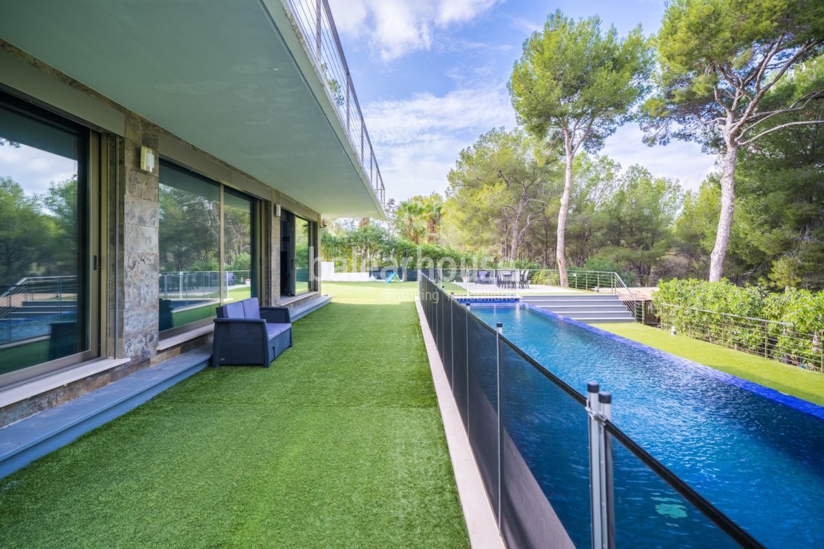 Privacidad, luz y grandes espacios exteriores de jardín en esta moderna villa cerca del mar.