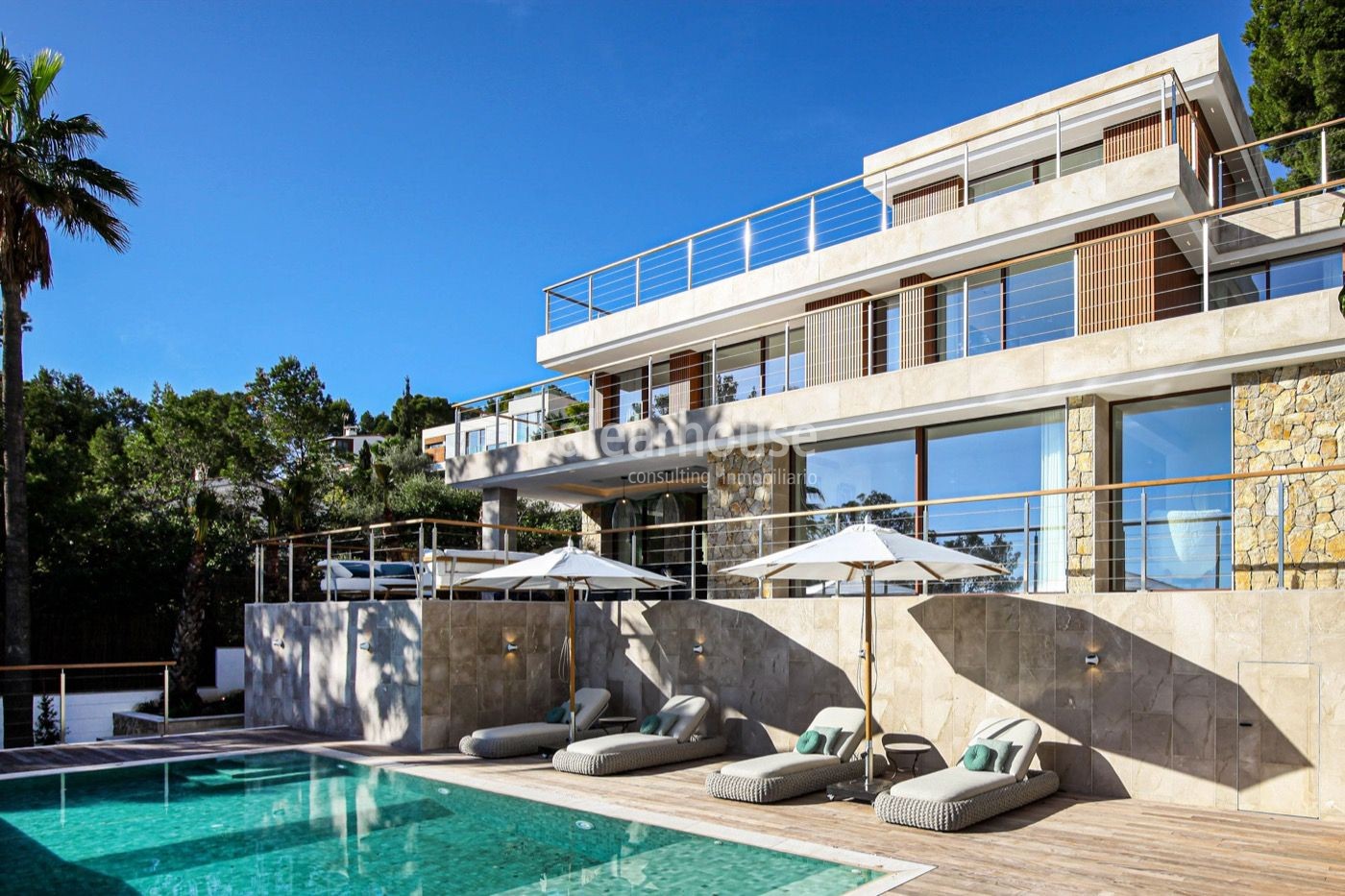 Gran villa de diseño contemporáneo y altas calidades con maravillosas vistas al mar en Cas Catalá