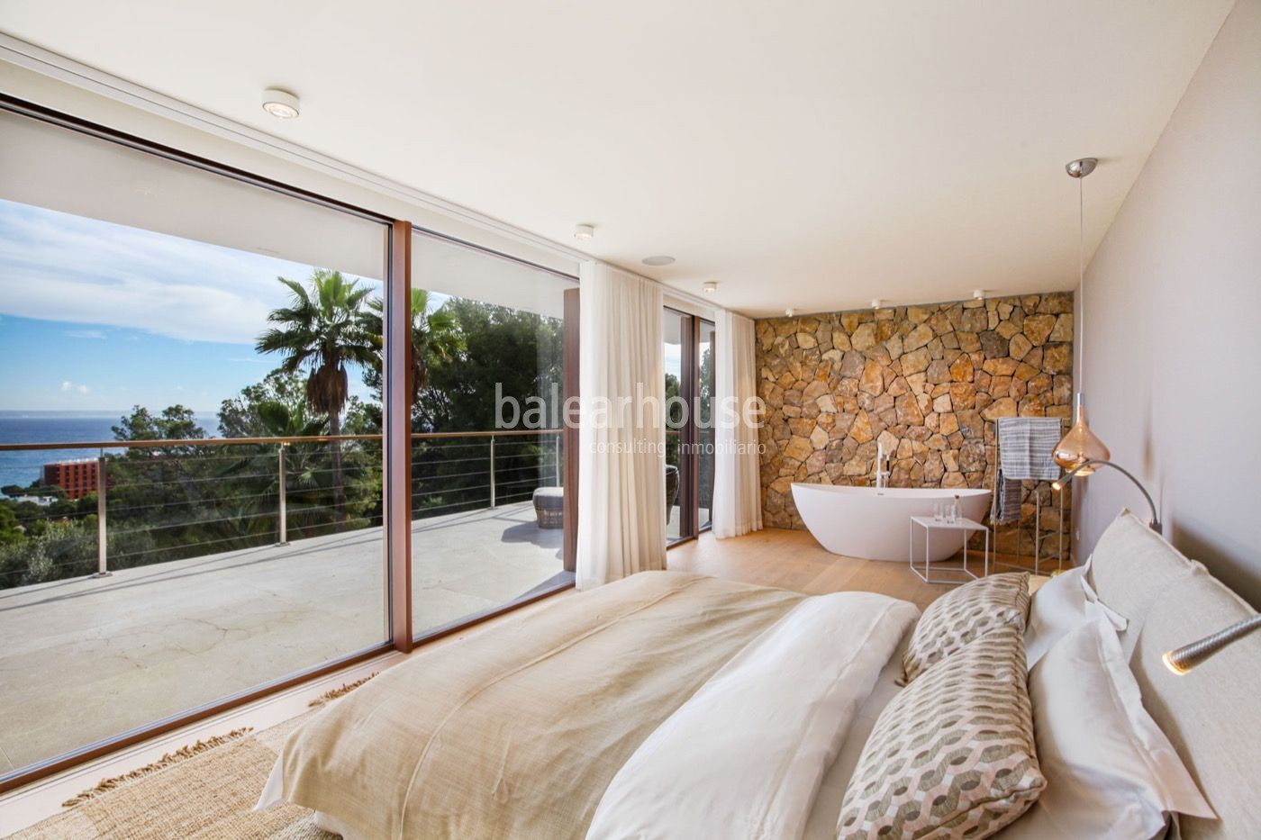 Große Villa von zeitgenössischem Design und hoher Qualität mit herrlichem Meerblick in Cas Catalá
