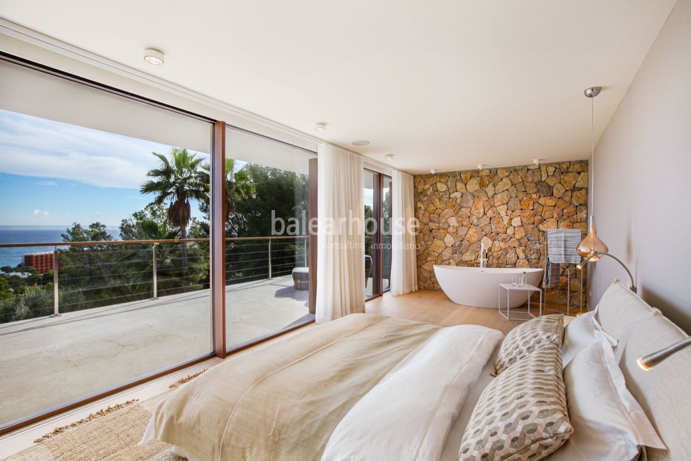 Gran villa de diseño contemporáneo y altas calidades con maravillosas vistas al mar en Cas Catalá