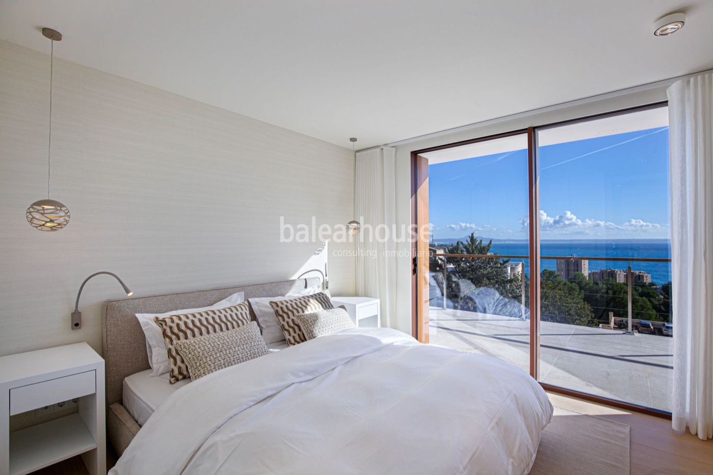Gran villa de diseño contemporáneo y altas calidades con maravillosas vistas al mar en Cas Catalá