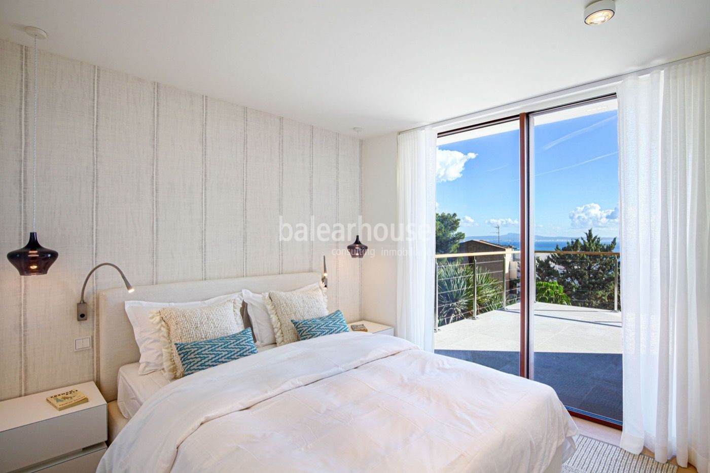 Gran villa de diseño contemporáneo y altas calidades con maravillosas vistas al mar en Cas Catalá