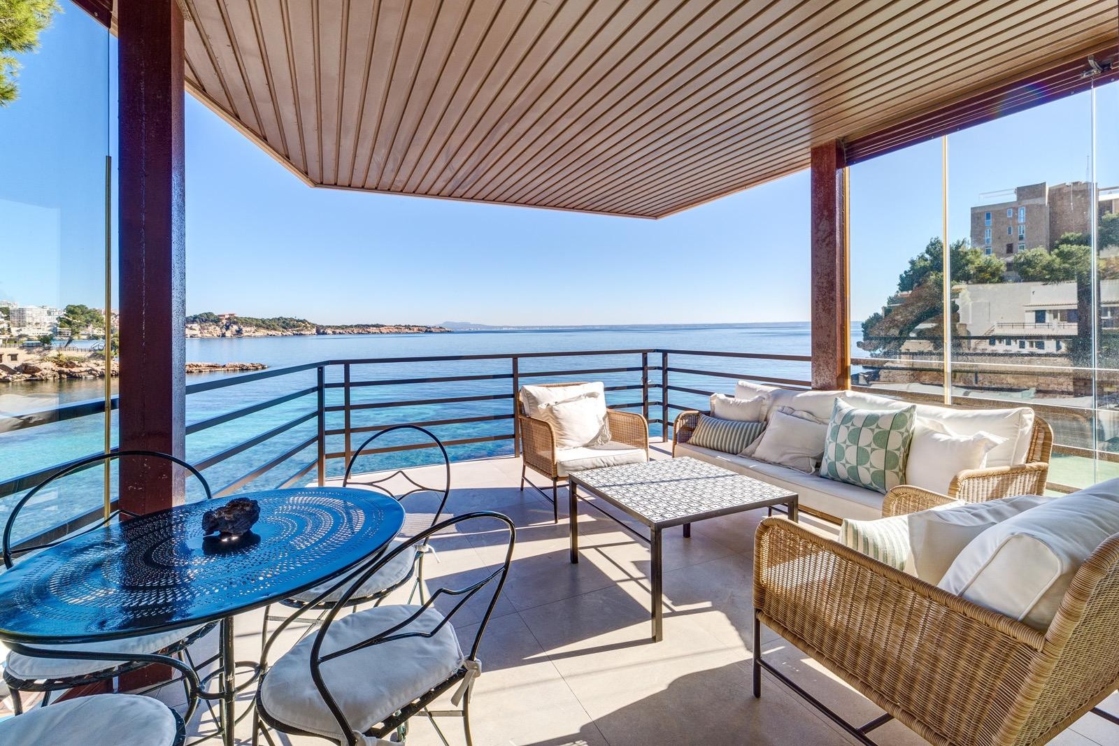 Excellent modern flat with stunning sea views and direct access to beautiful beaches.