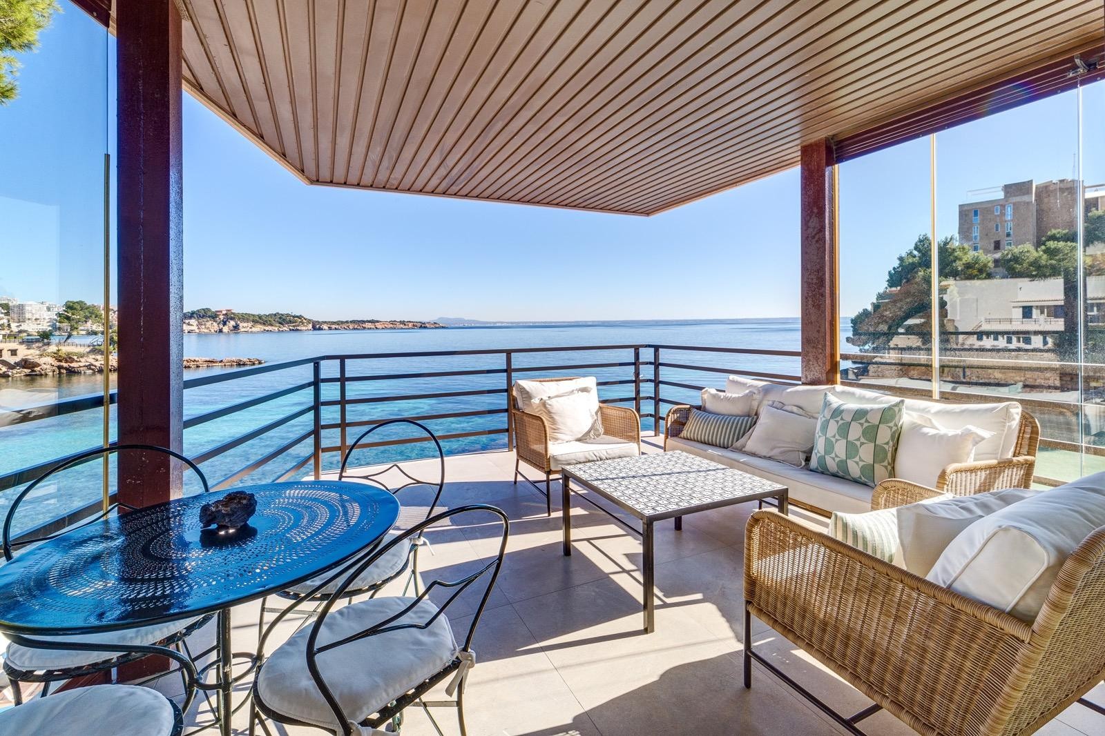 Excelente piso moderno con vistas impresionantes al mar y acceso directo a preciosas playas.