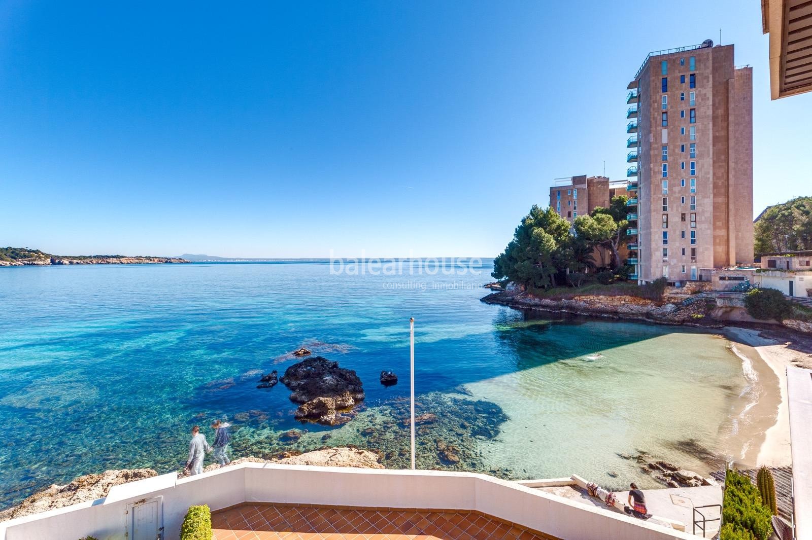 Excellent modern flat with stunning sea views and direct access to beautiful beaches.