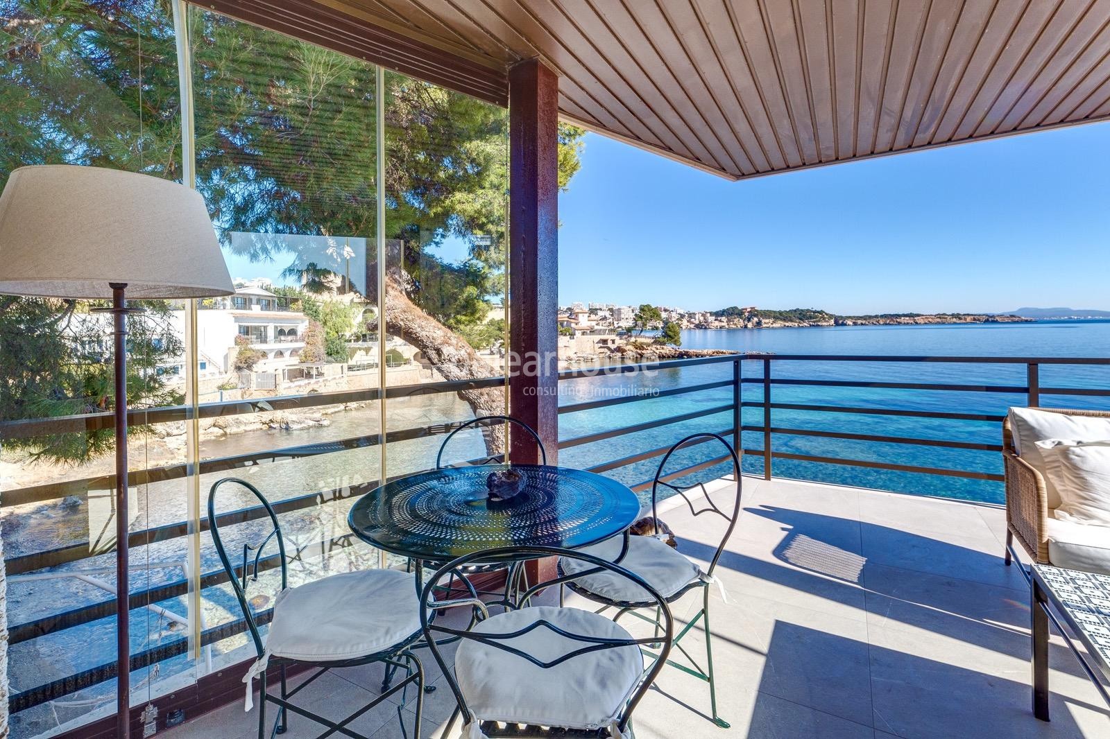 Excellent modern flat with stunning sea views and direct access to beautiful beaches.