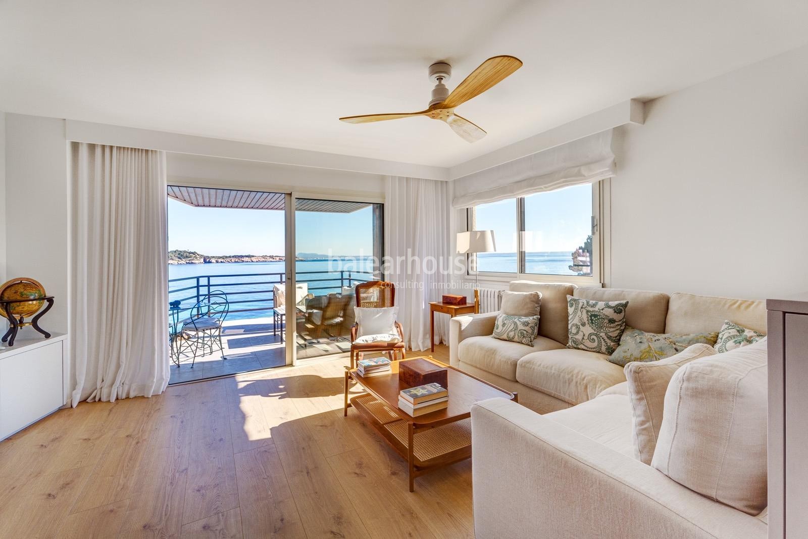 Excellent modern flat with stunning sea views and direct access to beautiful beaches.