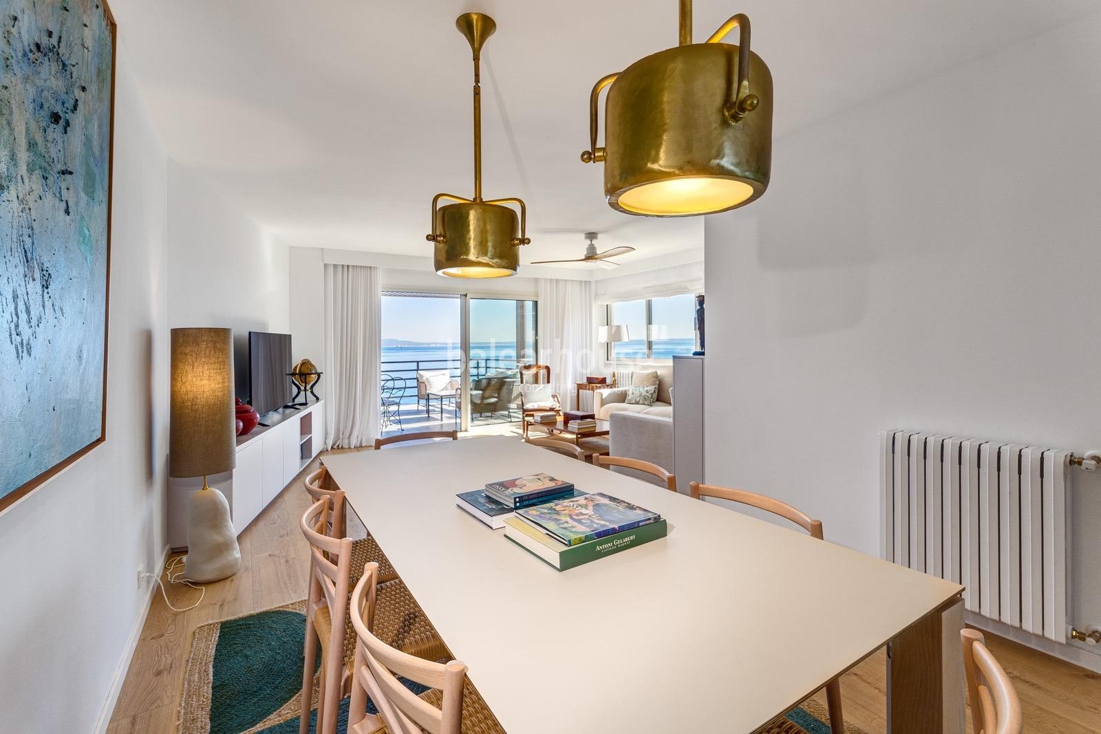 Excellent modern flat with stunning sea views and direct access to beautiful beaches.