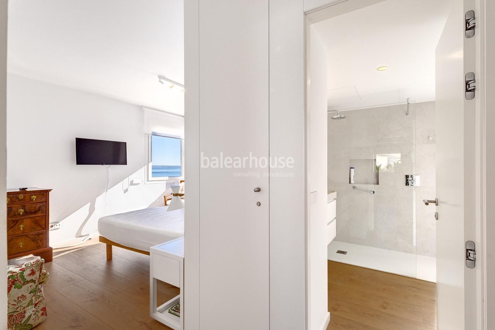 Excellent modern flat with stunning sea views and direct access to beautiful beaches.