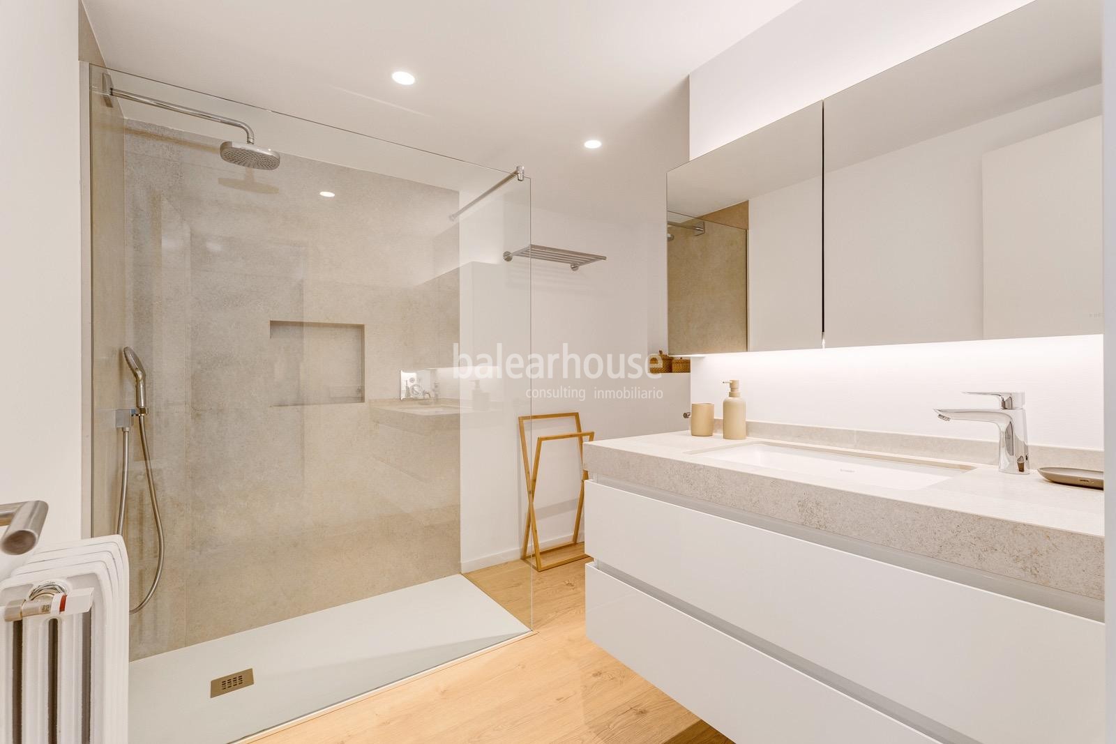 Excellent modern flat with stunning sea views and direct access to beautiful beaches.