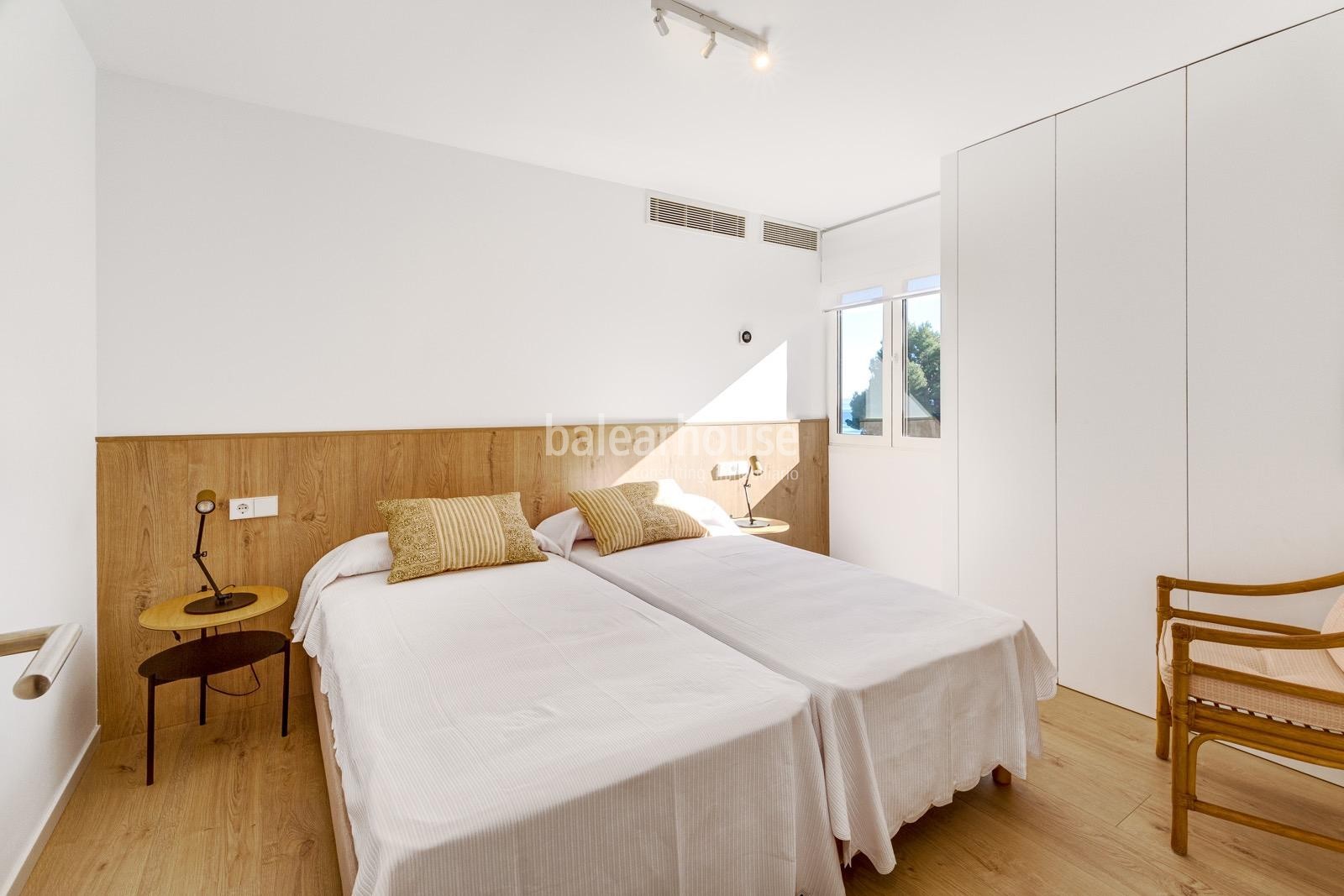 Excellent modern flat with stunning sea views and direct access to beautiful beaches.
