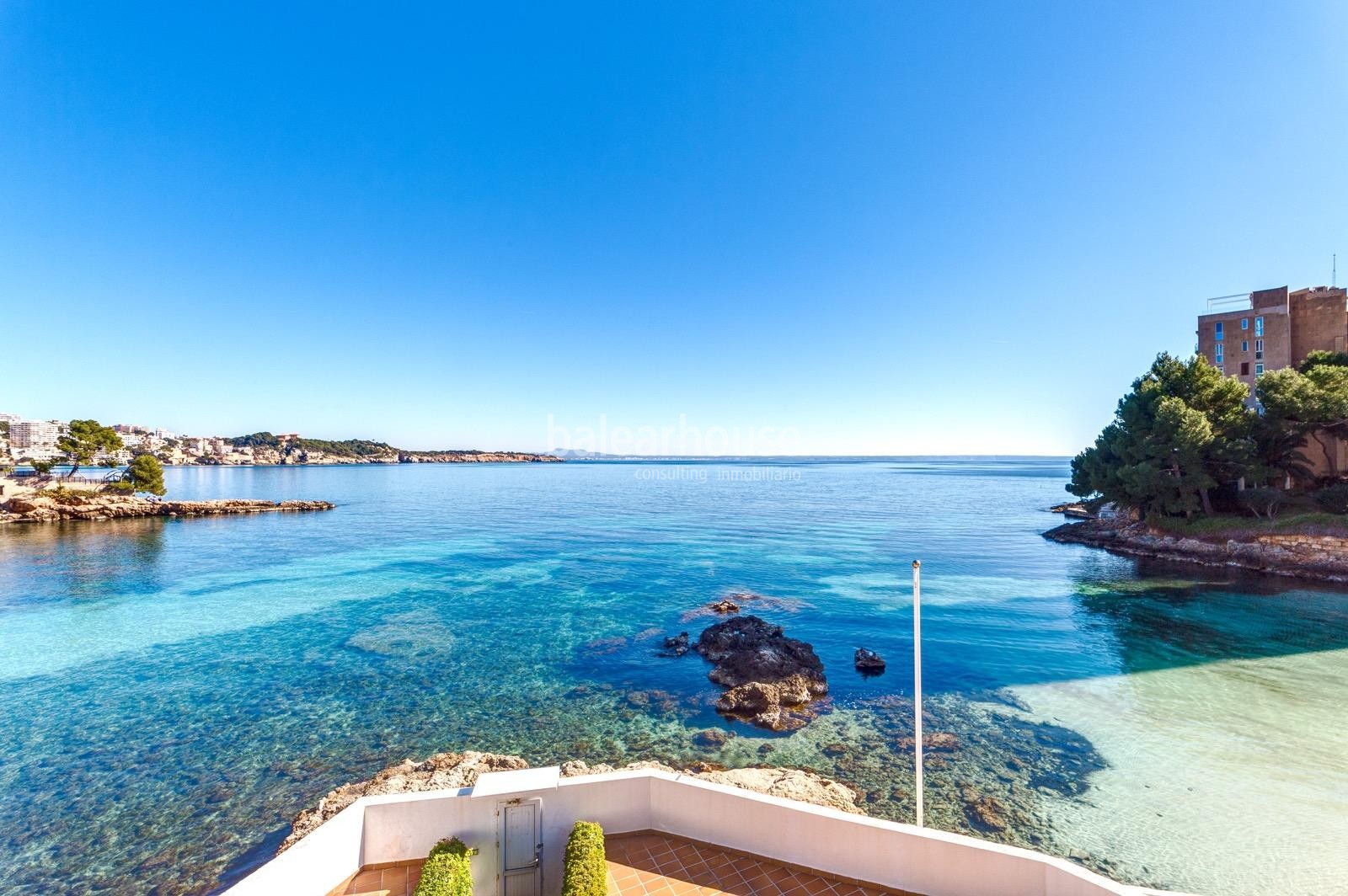 Excellent modern flat with stunning sea views and direct access to beautiful beaches.