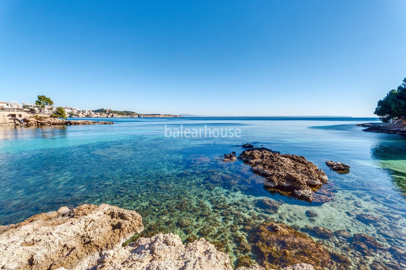 Excellent modern flat with stunning sea views and direct access to beautiful beaches.