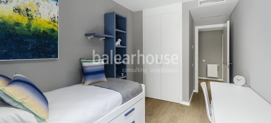 Moderne Neubauten in einer gepflegten Anlage, umgeben von Golf und Natur