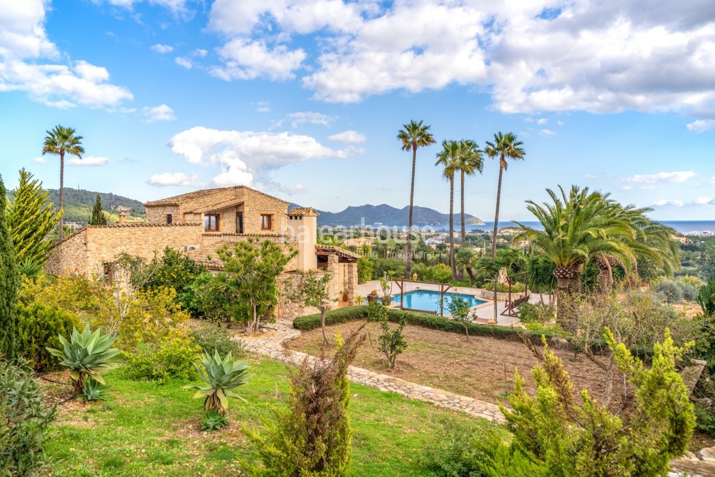Excellent finca in Son Servera with sea views, terraces, garden, swimming pool and large plot.