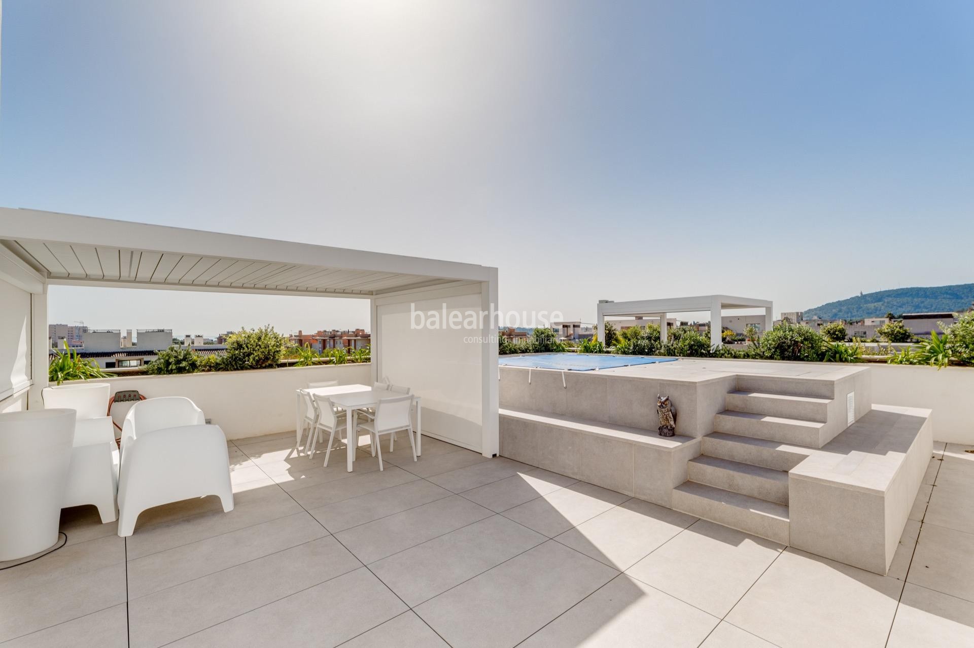 Excellent new south facing penthouse with solarium and private pool in the school area of Palma.