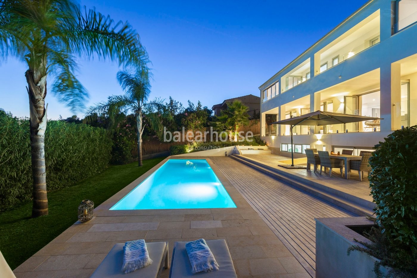 Excelente reforma de esta villa en Costa d'en Blanes con piscina, jardín y bonitas vistas al mar.