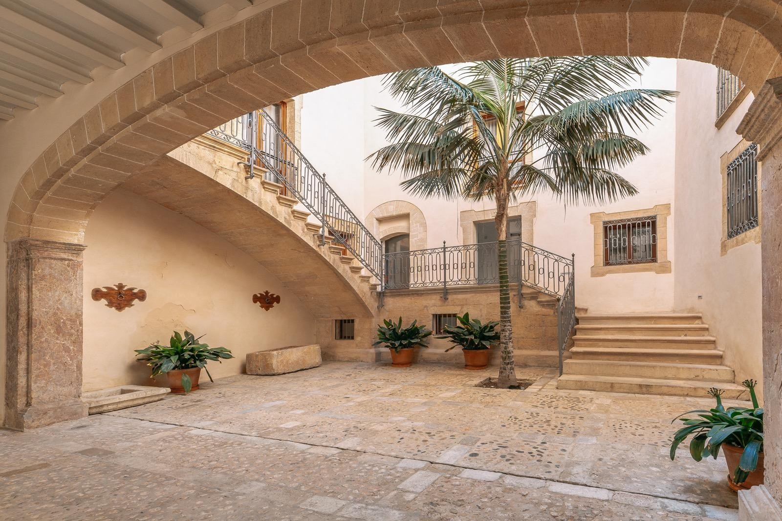 Großes Designer-Duplex mit Terrasse und Swimmingpool in Palmas spektakulärem historischen Zentrum