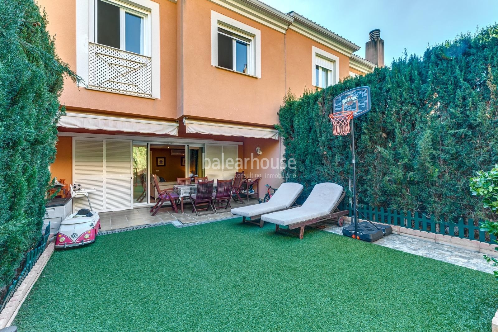 Bright and quiet semi-detached house with pool and gardens in the school area of Palma