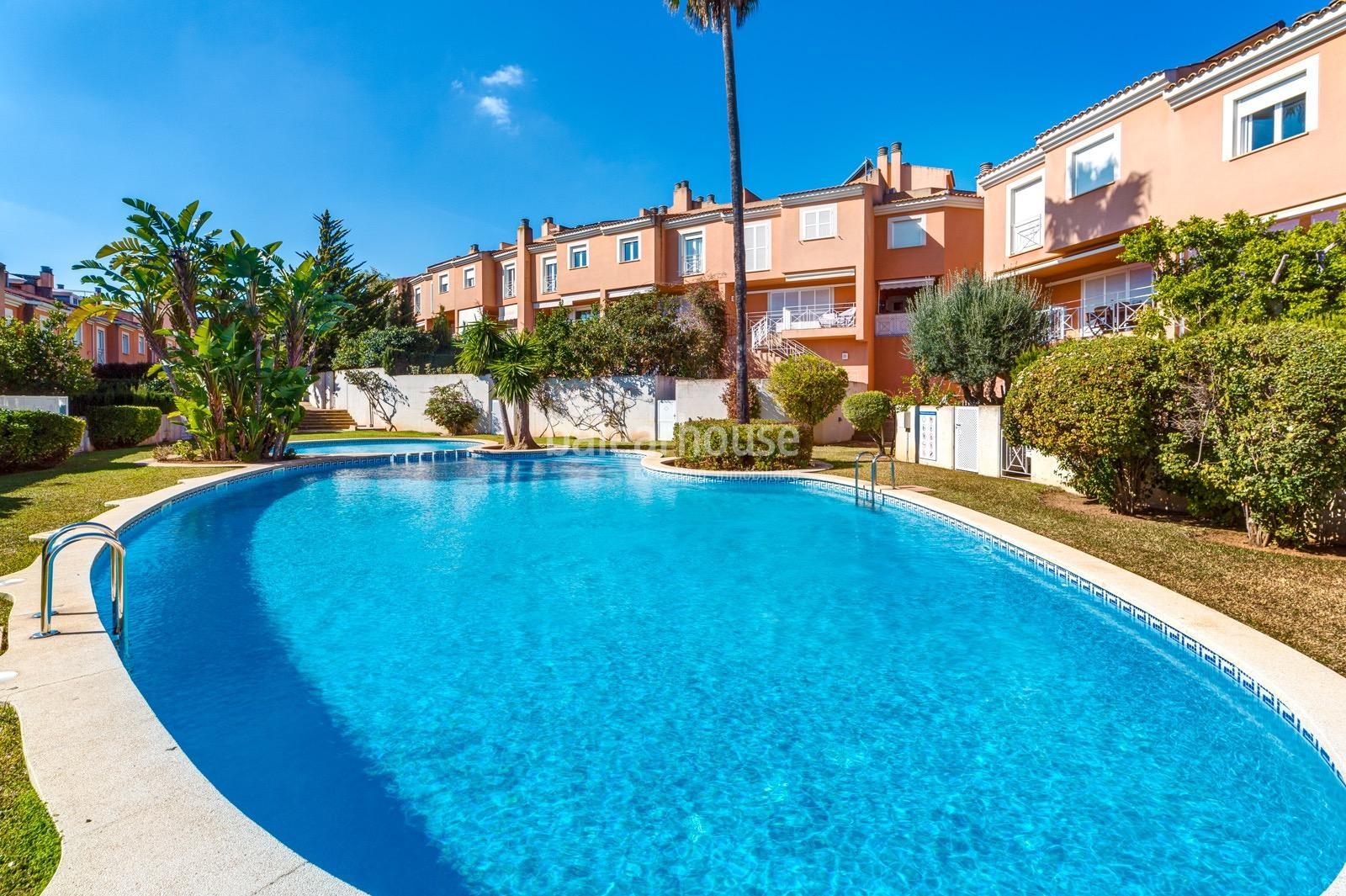Luminoso y tranquilo chalet adosado con piscina y jardines en la zona colegios de Palma