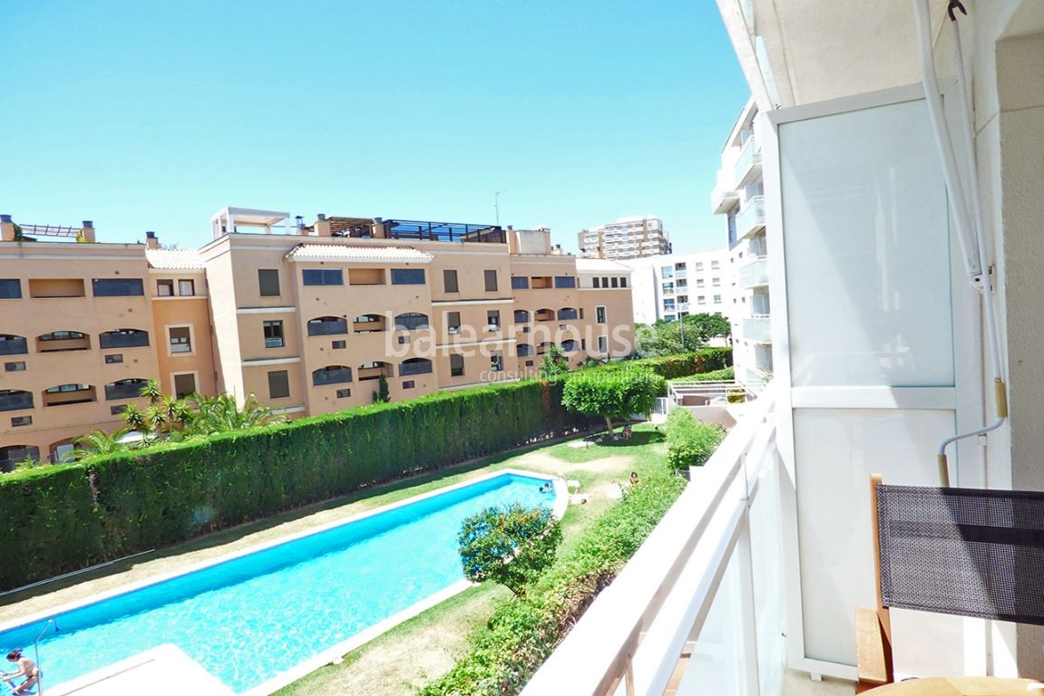 Bright flat with all amenities in a well-kept complex with swimming pool in Portixol