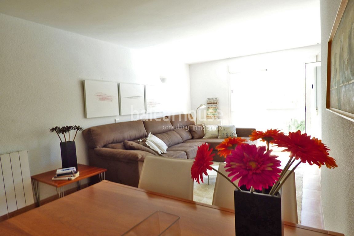 Bright flat with all amenities in a well-kept complex with swimming pool in Portixol