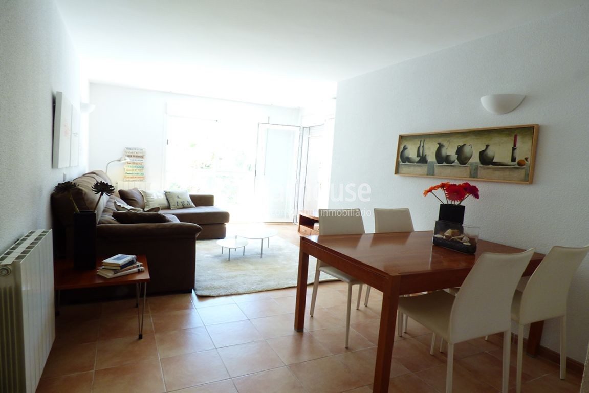 Bright flat with all amenities in a well-kept complex with swimming pool in Portixol