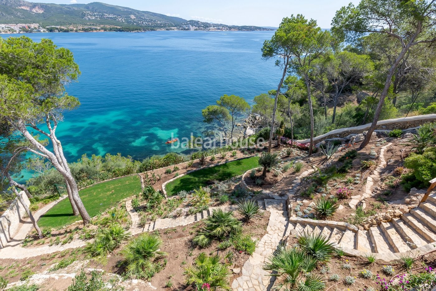 Villa en primera línea con acceso directo al mar muy cerca de Palma