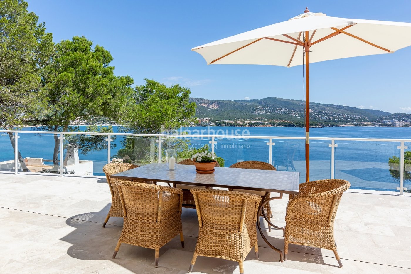 Villa in erster Linie mit direktem Zugang zum Meer, ganz in der Nähe von Palma