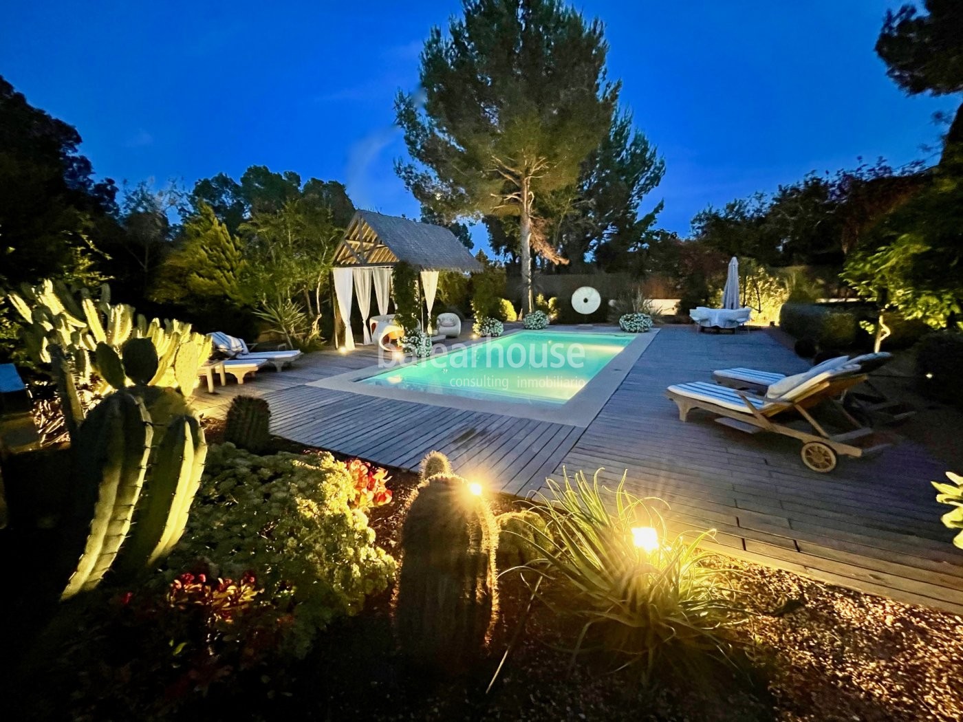 Preciosa villa junto a bonitas calas en Sol de Mallorca con piscina y fresca vegetación mediterránea
