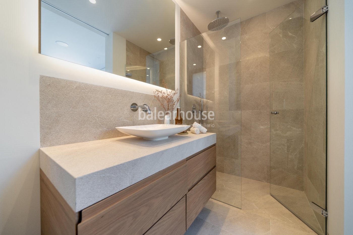 Modern newly built ground floor apartment in Palma with large outdoor garden and terraces