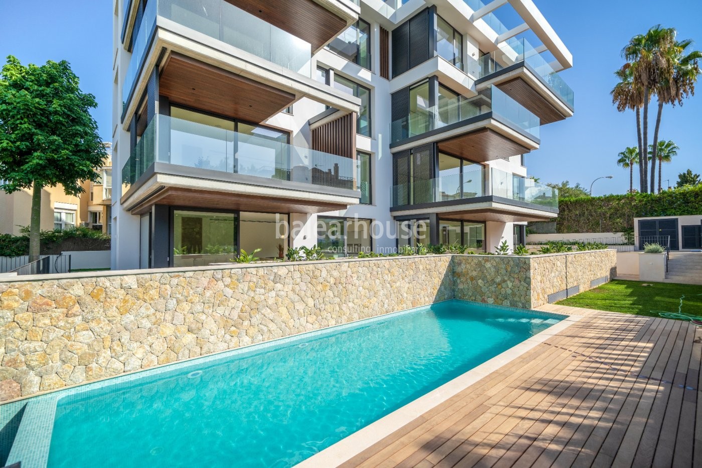 Moderna planta baja de obra nueva en Palma unión de confort y amplios exteriores de jardín y terraza