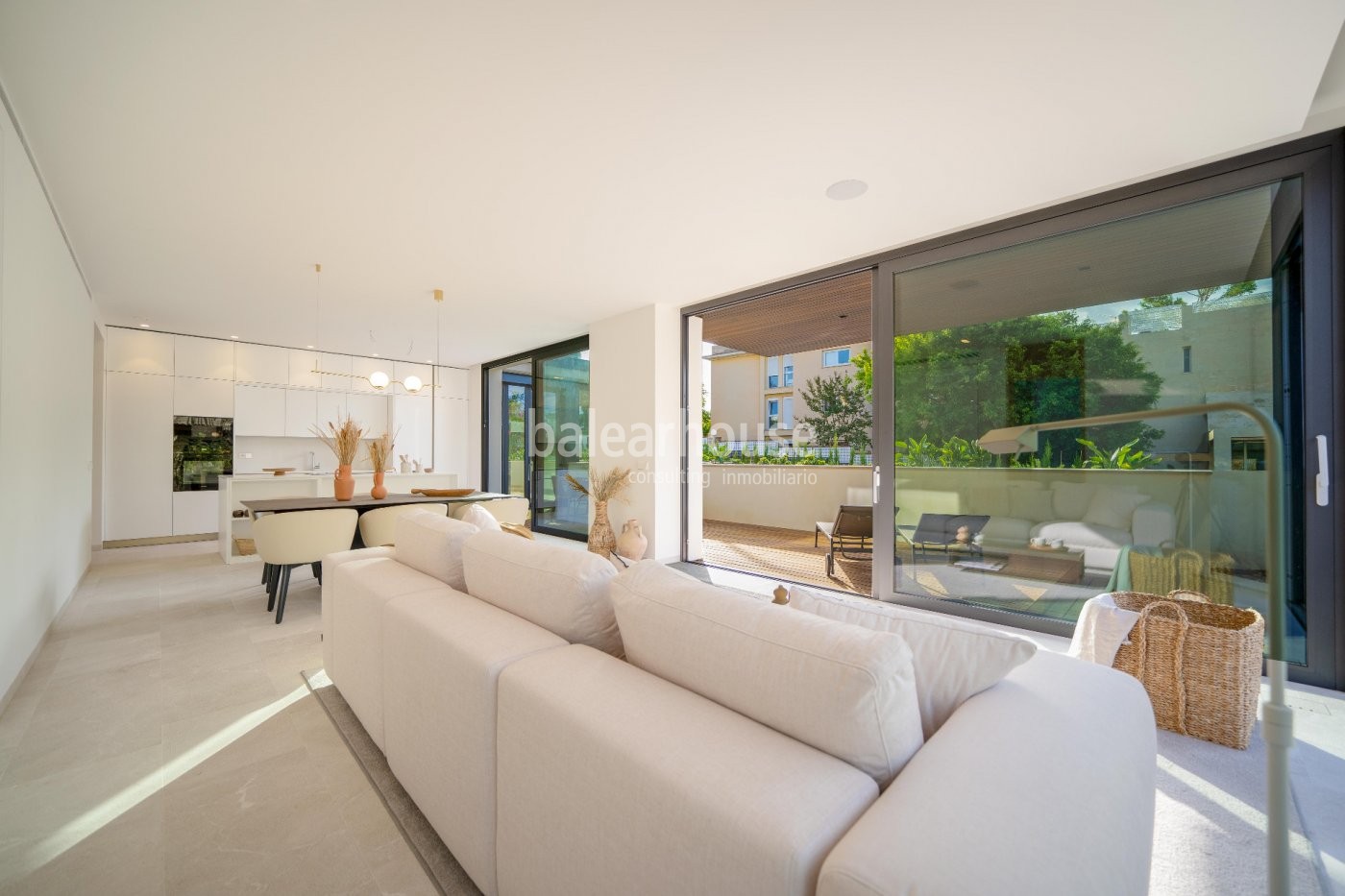 Moderna planta baja de obra nueva en Palma unión de confort y amplios exteriores de jardín y terraza