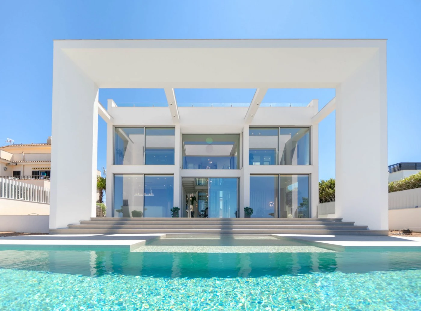 Sensational newly built villa in Port Adriano, which stretches out like a great lookout to the sea