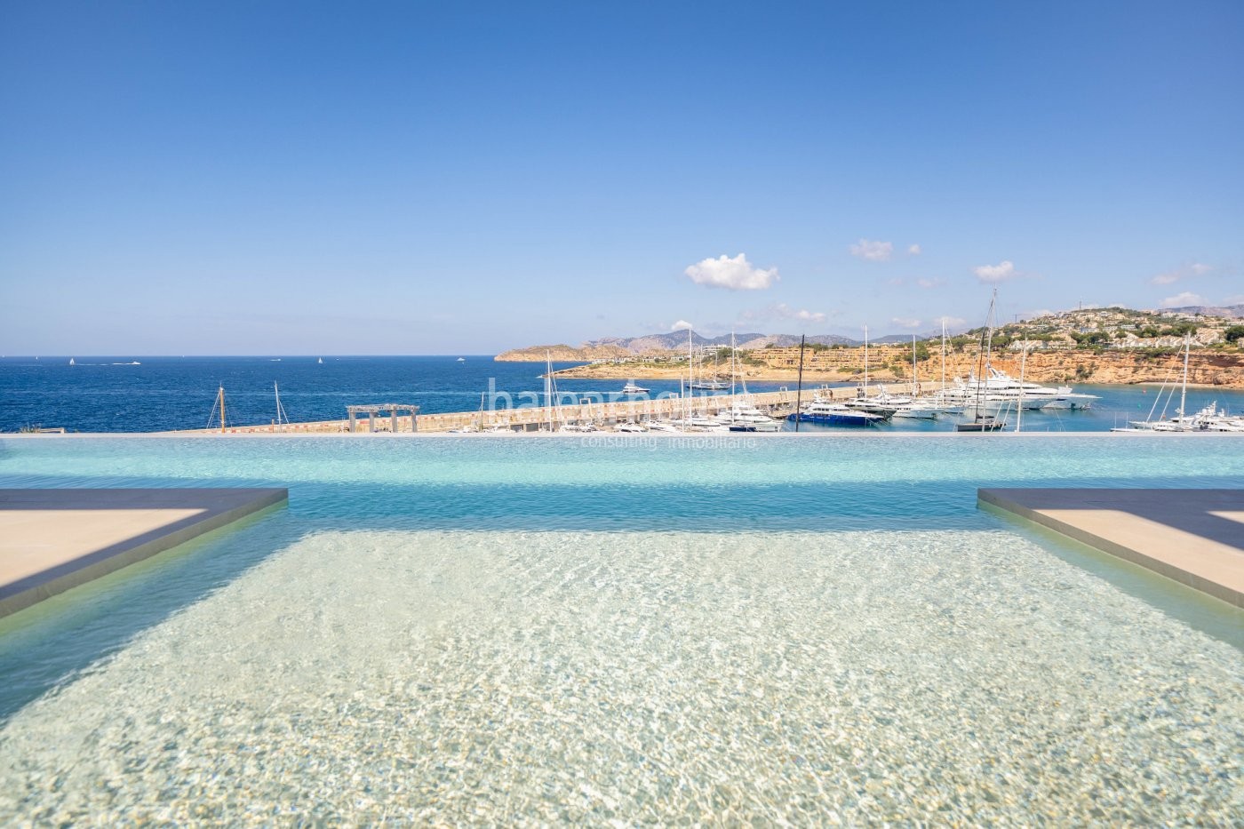 Sensacional villa de obra nueva que se extiende como un gran mirador al mar en Port Adriano