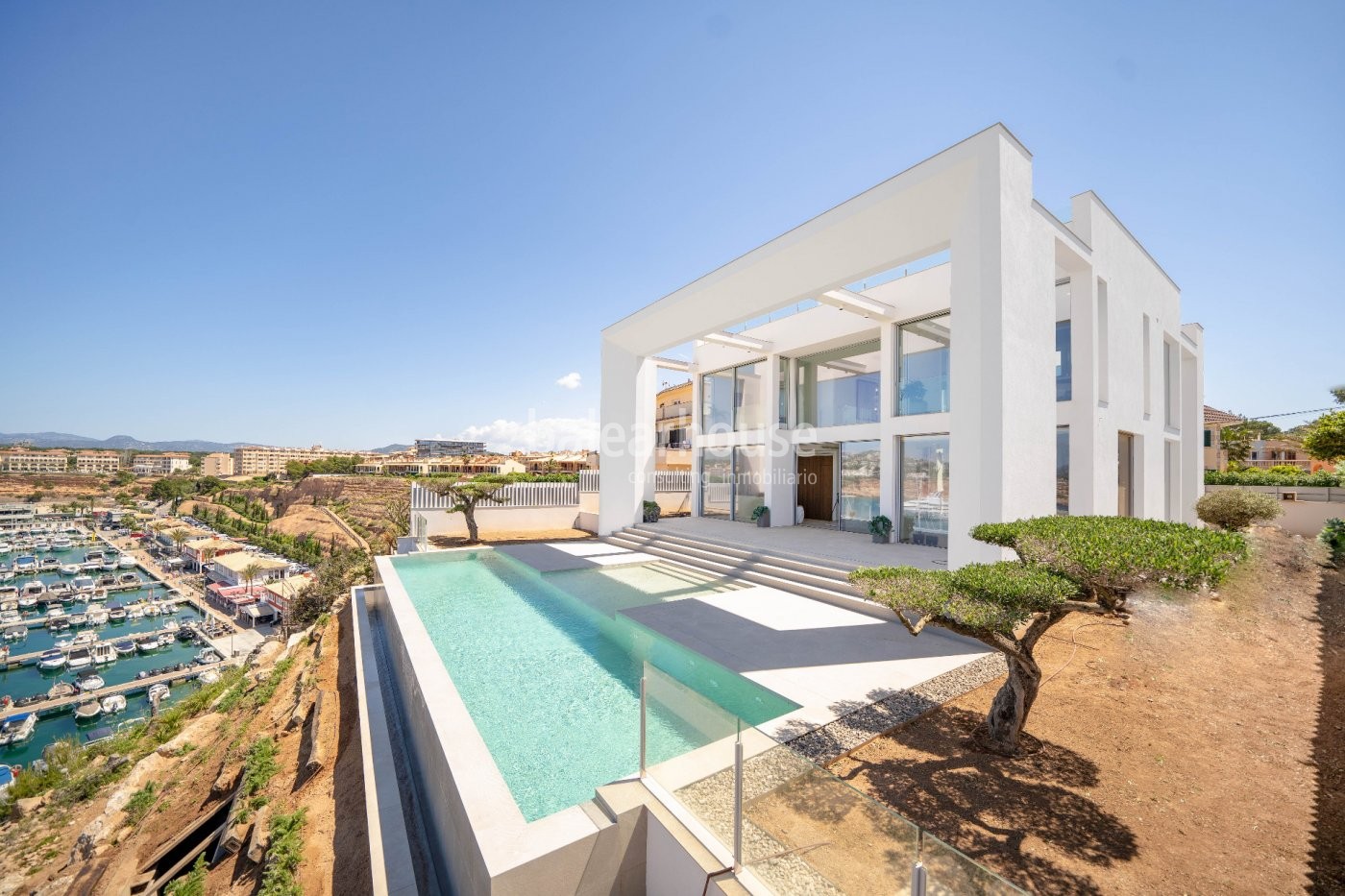 Sensacional villa de obra nueva que se extiende como un gran mirador al mar en Port Adriano