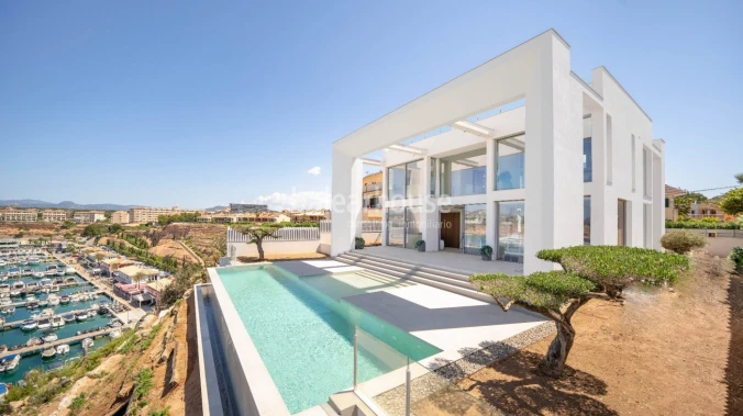 Sensational newly built villa in Port Adriano, which stretches out like a great lookout to the sea