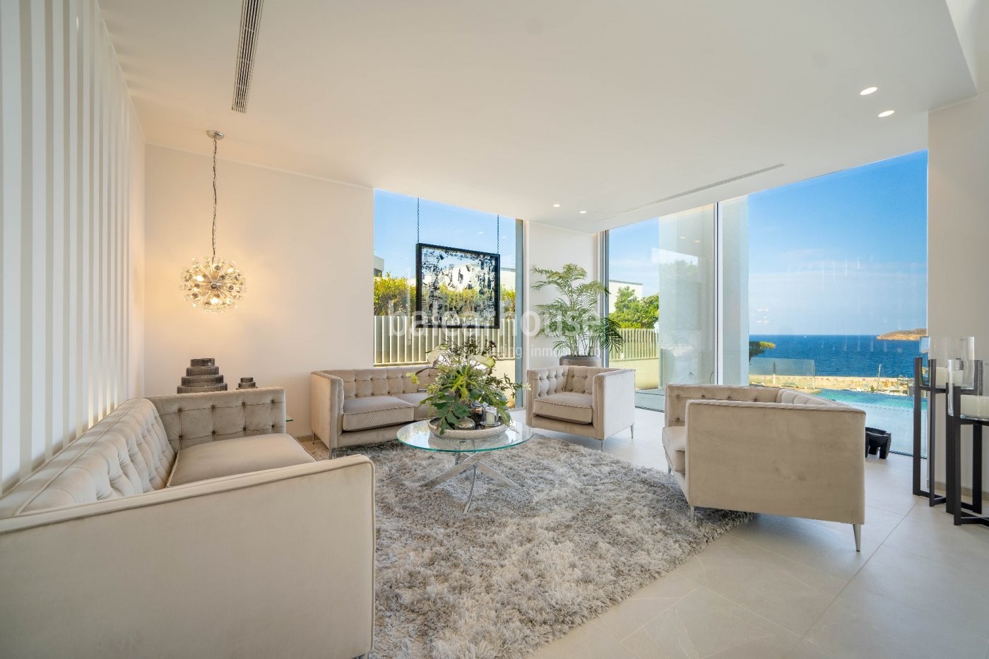 Sensational newly built villa in Port Adriano, which stretches out like a great lookout to the sea